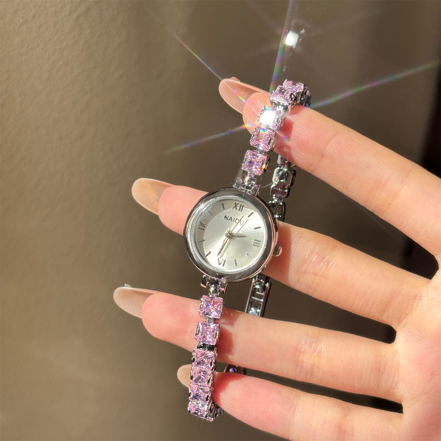 新しいファッションのダイヤモンドがちりばめられた女性用ブレス - Luxury Watch Levels のレビューと価格