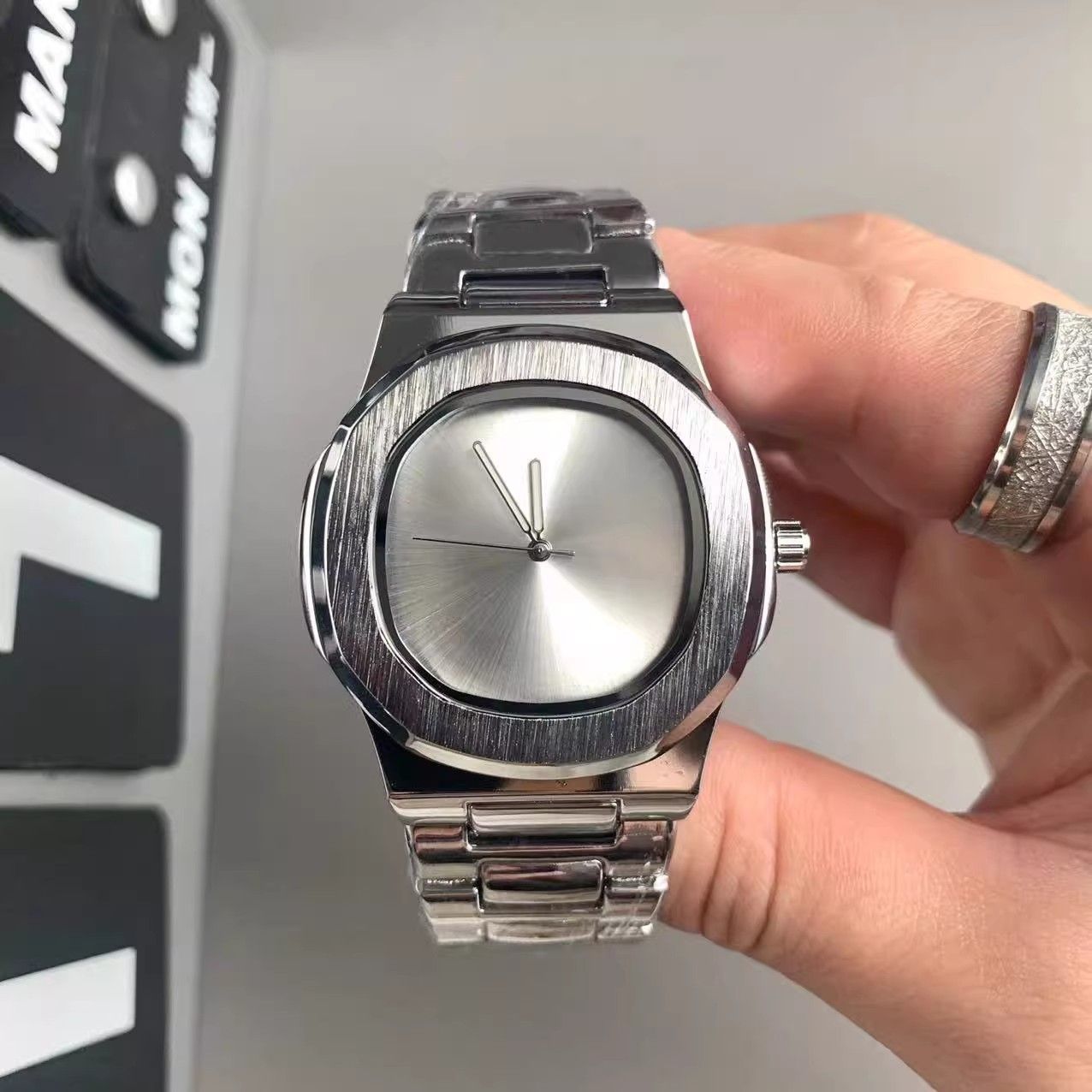 カスタムロゴ入りメンズクォーツ腕時計 ミニマリストステンレス - Luxury Watch Brand のレビューと価格