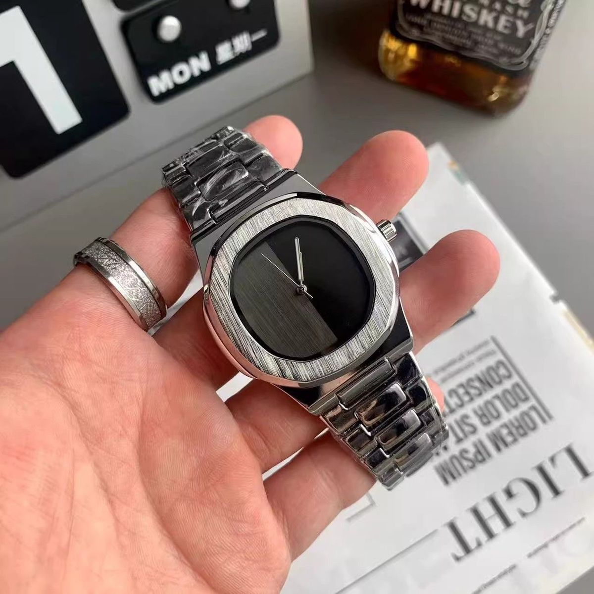カスタムロゴ入りメンズクォーツ腕時計 ミニマリストステンレス - Luxury Watch Brand のレビューと価格