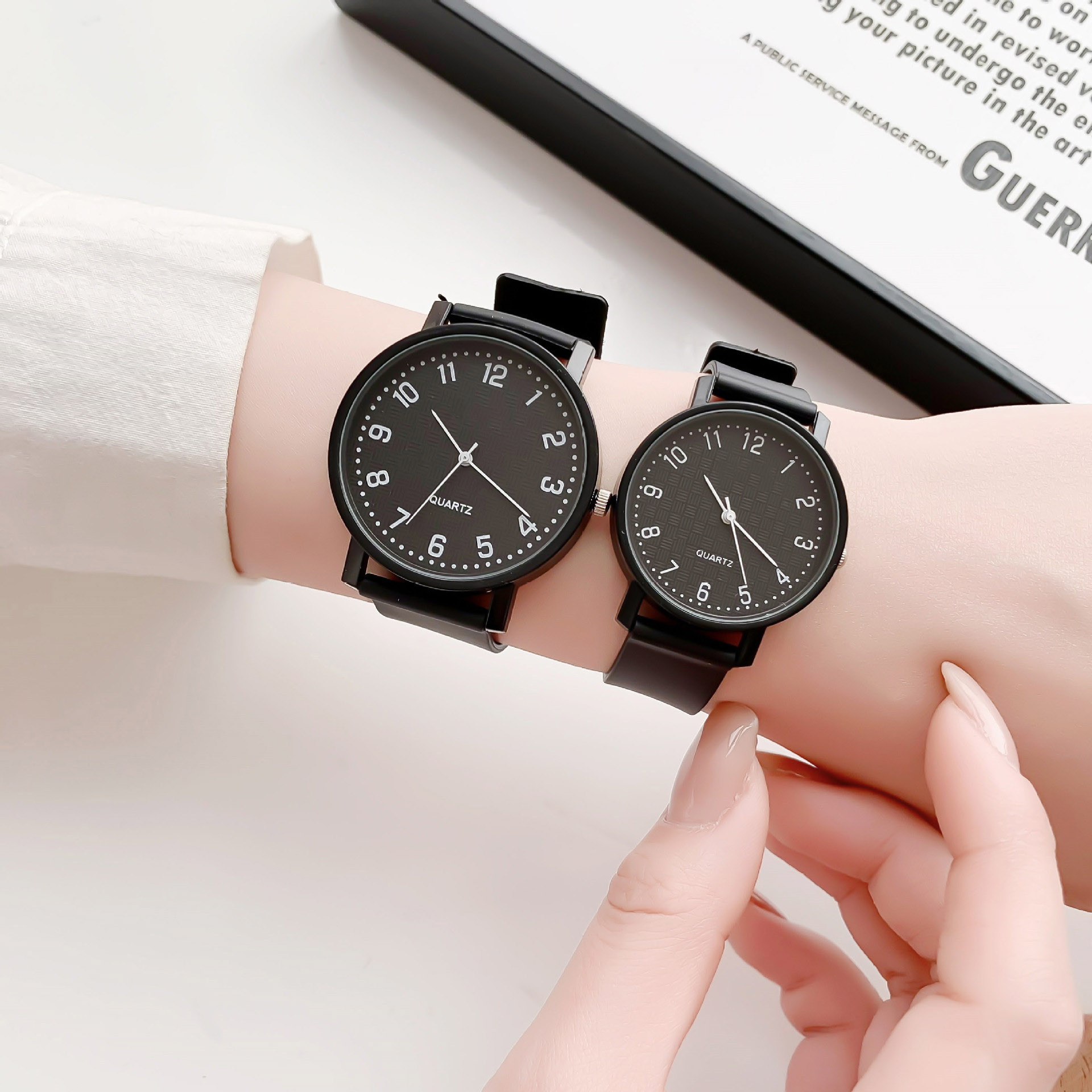 シンプルなブラックウォッチクォーツ時計女性用シリコンストラッ - Luxury Watch Girl のレビューと価格