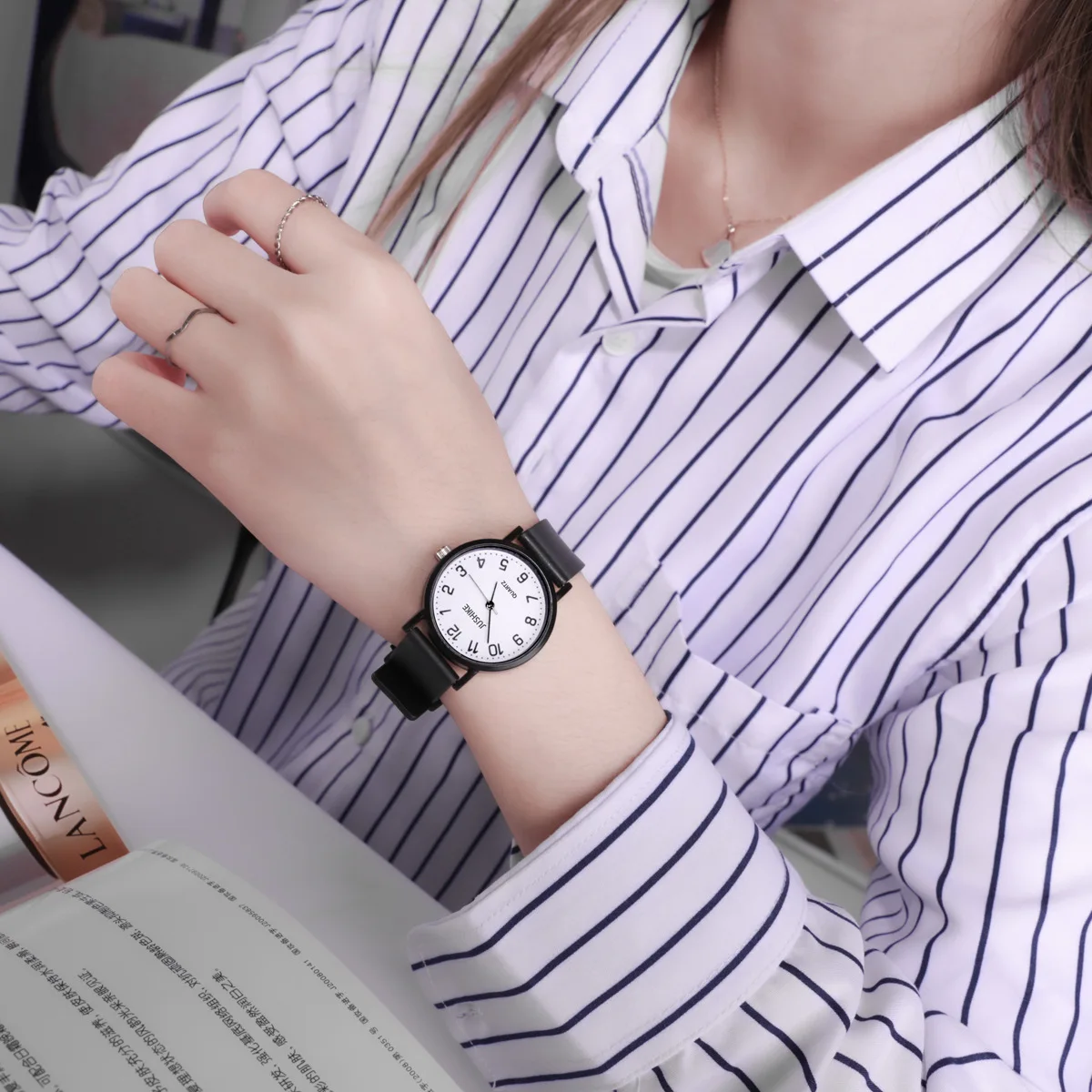 シンプルなブラックウォッチクォーツ時計女性用シリコンストラッ - Luxury Watch Girl のレビューと価格